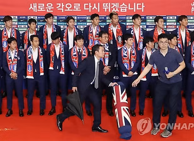 Đội tuyển Hàn Quốc đã tạo nên cơn địa chấn khi đánh bại nhà vô địch Đức, nhưng điều đó dường như chưa đáp ứng được sự mong đợi của người hâm mộ nước nhà. Đội tuyển Hàn Quốc đã tạo nên cơn địa chấn khi đánh bại nhà vô địch Đức, nhưng điều đó dường như chưa đáp ứng được sự mong đợi của người hâm mộ nước nhà.