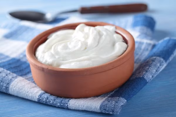 Nếu bạn không muốn sử dụng tới những sản phẩm dầu xả tóc có hoạt tính mạnh, hãy thử loại mặt nạ từ sữa chua, đu đủ và bột đậu xanh.