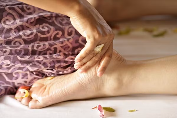 Gót chân, chỗ vòng cong và phần thịt đệm, gần các ngón chân: Ôm bàn chân bằng cả hai tay.