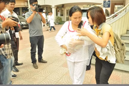 Cháu bé sơ sinh bị bắt cóc ở viện C sau khi được trở về với mẹ và xuất viện.