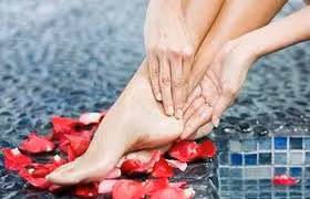 Dùng hai ngón tay cái massage theo hình vòng tròn nhỏ và ấn nhẹ vào vùng thịt đệm gần các ngón chân. Thao tác tương tự với chỗ cong và phần gót của bàn chân.