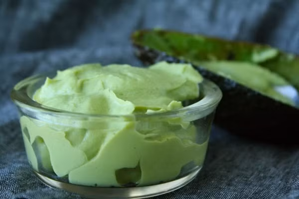 Quả bơ rất giàu vitamin A và chất chống oxy hóa. Do đó bạn có thể sử dụng bơ để đắp mặt nạ cho tóc. Hãy trộn quả bơ với sốt mayonnaise và dầu oliu sau đó thoa đều lên tóc và để trong vòng 20 phút trước khi xả lại với dầu gội.