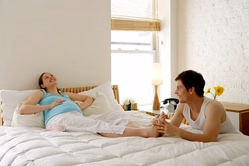 Động tác massage gót chân.