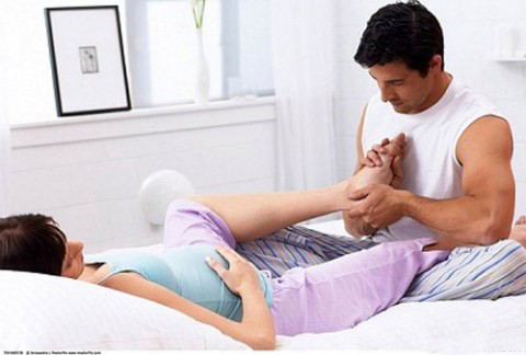 Động tác massage mắt cá chân.