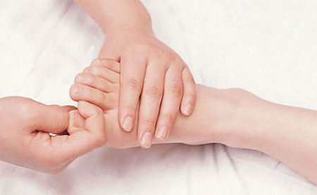 Dùng ngón tay cái chà nhẹ vào chỗ nhiều thịt, phía sau mỗi ngón chân, trong vòng 30 giây.