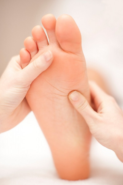 ...ấn hai đầu ngón tay cái thật chậm rãi, dọc theo chiều dài của lòng bàn chân, từ gót tới các ngón chân.