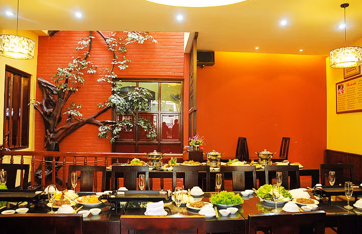 Không gian sang trọng, ấm cúng của nhà hàng Khoảng lặng Hương Sen.