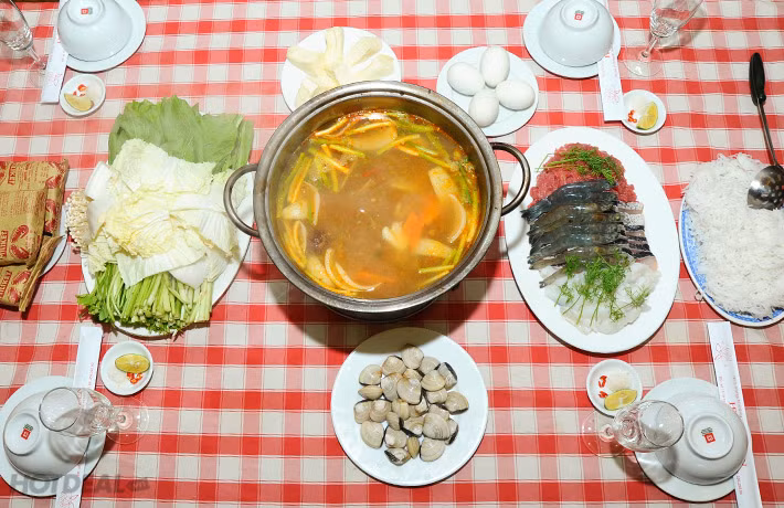 Set lẩu thập cẩm cho 4 người.