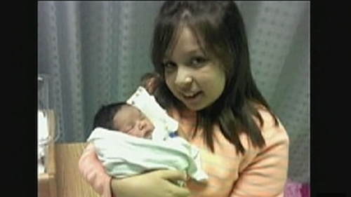 Bé gái 9 tuổi đỡ đẻ cho mẹ tại nhà.