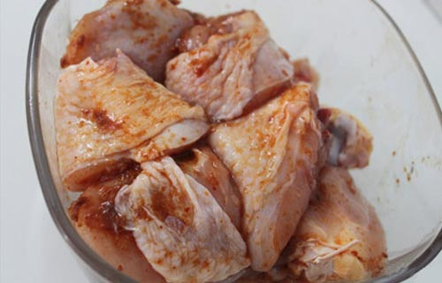 Gà chặt miếng tẩm ướp.