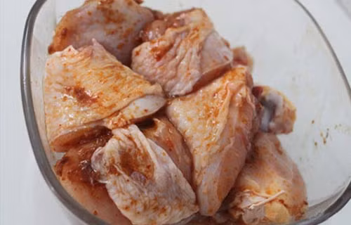 Gà chặt miếng tẩm ướp.