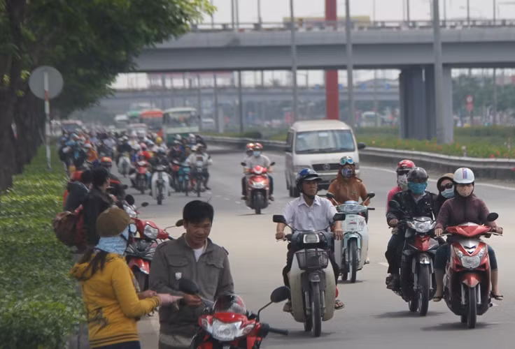 Nhiều người đã tranh thủ dừng lại bóng mát ven đường để nghỉ ngơi, rồi tiếp tục hành trình.