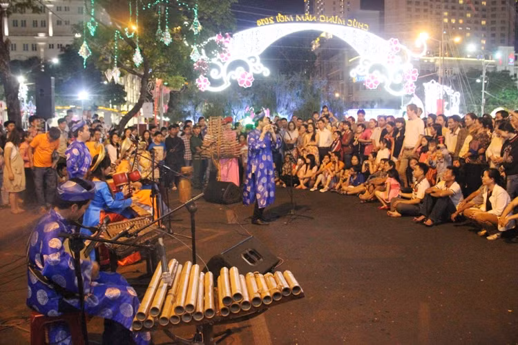 Chương trình biểu diễn nhạc cụ dân tộc khiến giới trẻ và khách quốc tế vô cùng quan tâm.