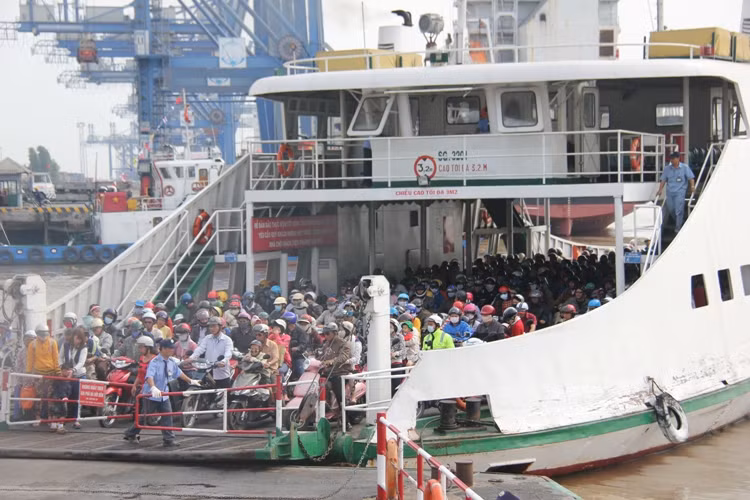 Rất may do đường cao tốc TP HCM- Long Thành- Dầu Giây đã khánh thành và ôtô lưu thông trên tuyến đường này nên đã không xảy ra ùn tắc ở bến phà Cát Lái.