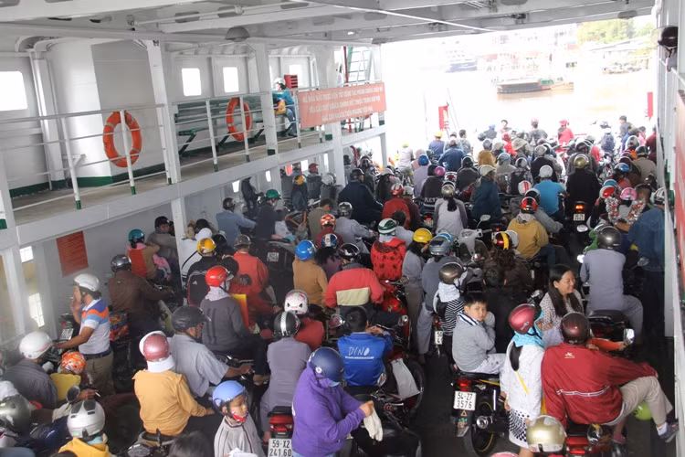 Trong khi đó, hàng ngàn người từ các tỉnh Đồng Nai, Bà Rịa- Vũng Tàu đi xe máy đã chọn bến phà Cát Lái để trở lại Sài Gòn.