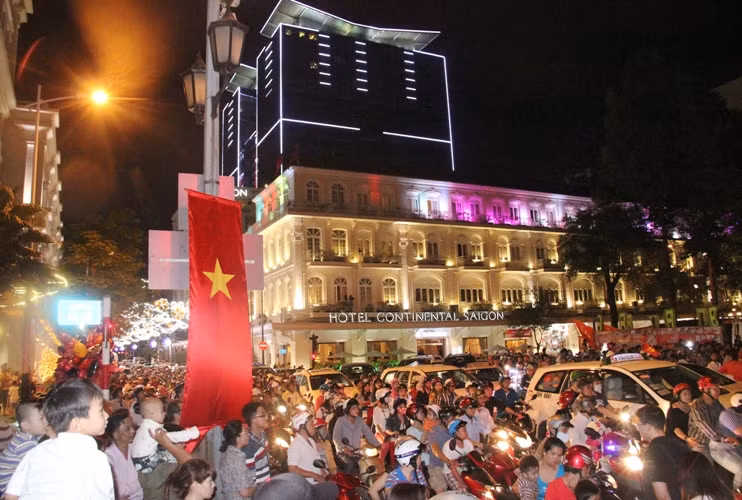 Trước thời khắc bế mạc đường hoa, hàng chục ngàn người đã đổ về trung tâm Sài Gòn cùng tham gia nhiều chương trình lễ hội đường phố đặc sắc mang đậm bản sắc văn hóa dân tộc.