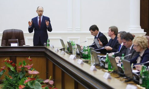 Thủ tướng Ukraine Arseniy Yatsenyuk trong một cuộc họp.