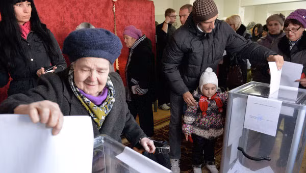 Người dân miền đông Ukraine đi bầu lãnh đạo ngày 2/11.