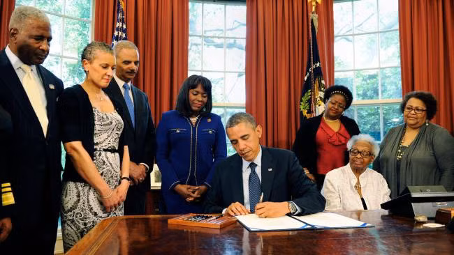 Tổng thống Obama ký một dự luật ở phòng Oval. (Ảnh minh họa)