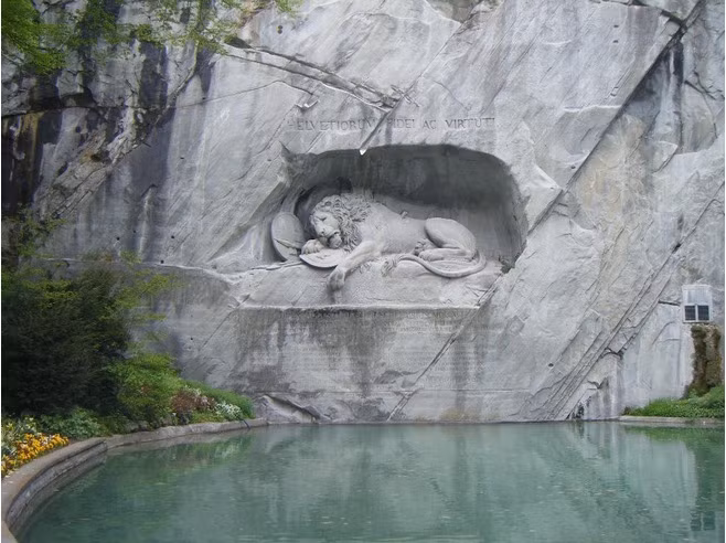 1. Đài tưởng niệm (hay còn gọi là Lion of Lucerne) ở Thụy Sỹ dài hơn 10m và cao 6 m do tưởng nhớ binh lính Thụy Sỹ đã bị tàn sát năm 1792 trong cuộc Cách mạng Pháp.