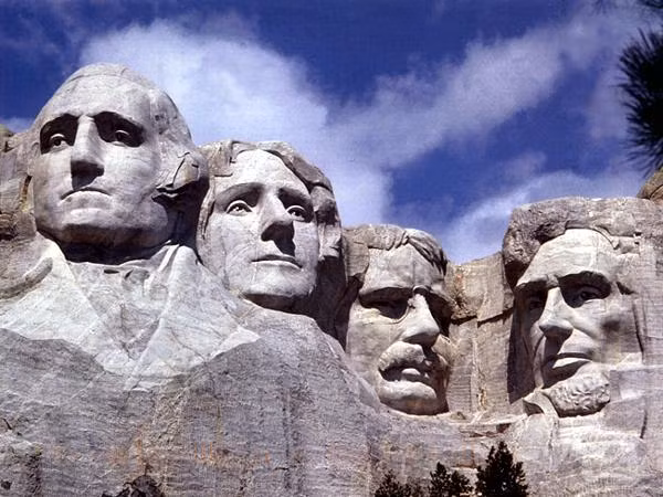 7. Khu tưởng niệm Quốc gia nằm trên núi Rushmore ở Nam Dakota, Mỹ là một tác phẩm điêu khắc được tạc vào khối đá granite trên núi Rushmore. Tác phẩm thể hiện bốn gương mặt tổng thống Mỹ là George Washington, Thomas Jefferson, Theodore Roosevelt và Abraham Lincoln.