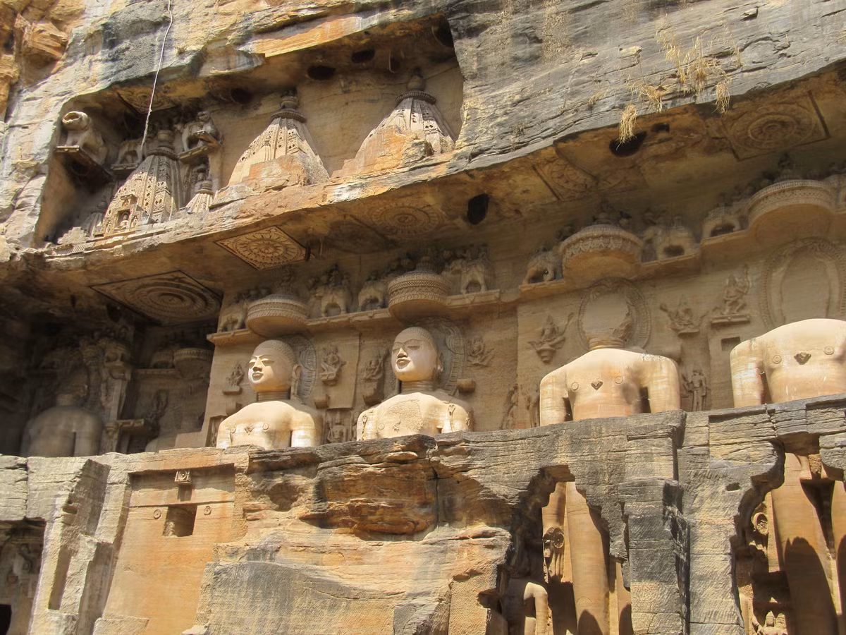 5. Bức tượng Tirthankara ở Ấn Độ: Jainism là một trong những dân tộc thiểu số ở Ấn Độ, nhưng họ đã để lại những công trình nghệ thuật và kiến trúc nổi bật. Các sườn núi và sườn đồi ở thành phố cổ Gwalior có khoảng 100 bức tượng Tirhankara đủ các kích cỡ. Trong đó, bức tượng đứng của Adinath và Rsabha là hai bức tượng nổi bật nhất được làm giữa thế kỉ 7-15.