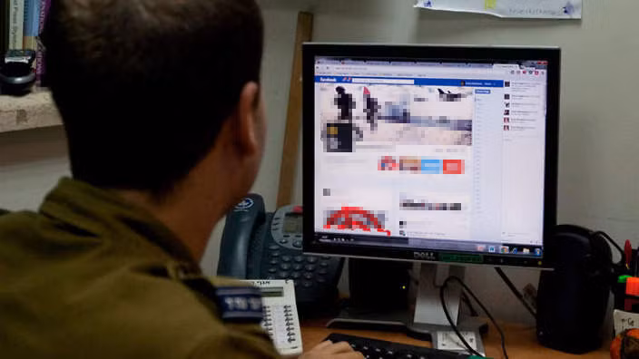 10. Israel: Truyền thông xã hội. Bạn sẽ bất ngờ khi biết rằng, không phải Mỹ, mà là Israel lại là quốc gia sử dụng các trang mạng xã hội nhiều nhất thế giới. Theo số liệu thống kê, công dân nước này dành thời gian gần như gấp đôi so với người Mỹ để lang thang trên các trang xã hội như Facebook, Twitter.