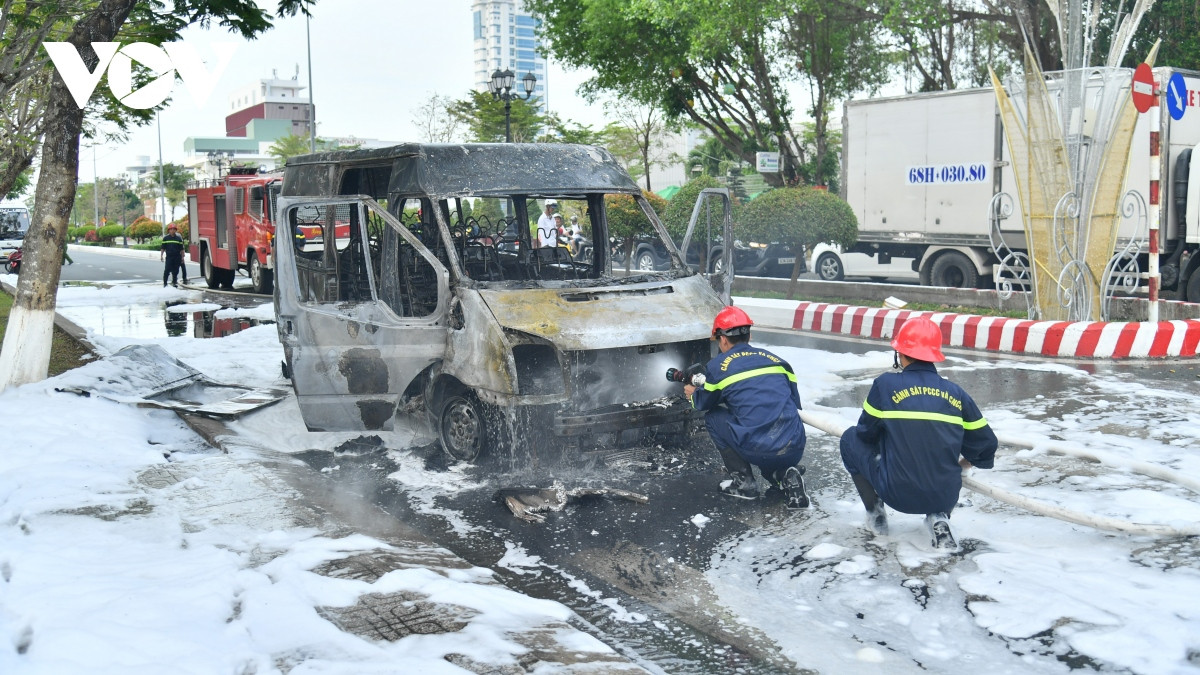 Xe khách 16 chỗ bất ngỡ cháy rụi ngay trung tâm TP Rạch Giá - Hình 3 Xe khach 16 cho bat ngo chay rui ngay trung tam TP Rach Gia-Hinh-3