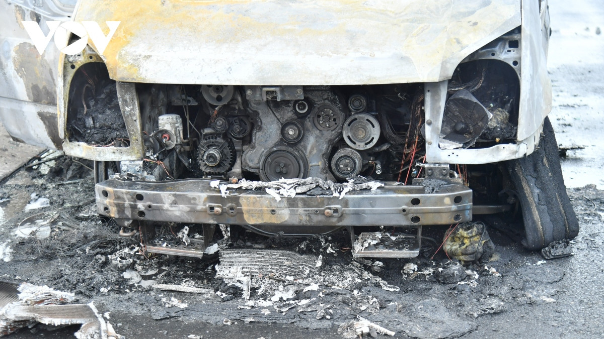 Xe khách 16 chỗ bất ngỡ cháy rụi ngay trung tâm TP Rạch Giá - Hình 4 Xe khach 16 cho bat ngo chay rui ngay trung tam TP Rach Gia-Hinh-4