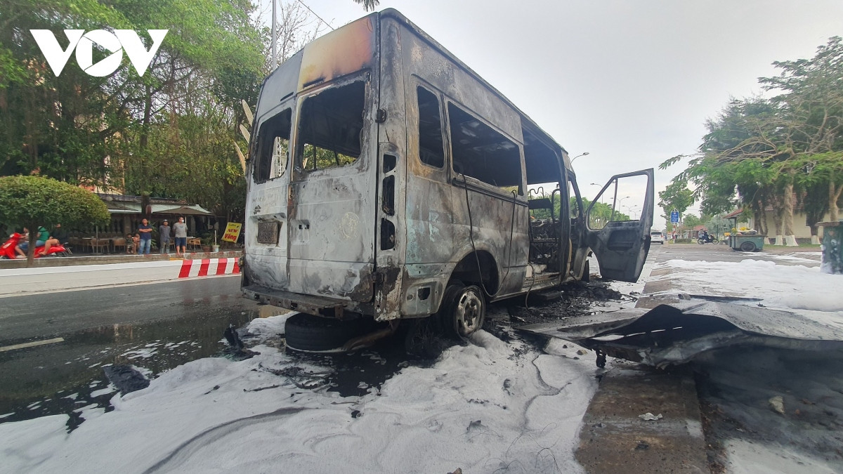 Xe khách 16 chỗ bất ngỡ cháy rụi ngay trung tâm TP Rạch Giá Xe khach 16 cho bat ngo chay rui ngay trung tam TP Rach Gia