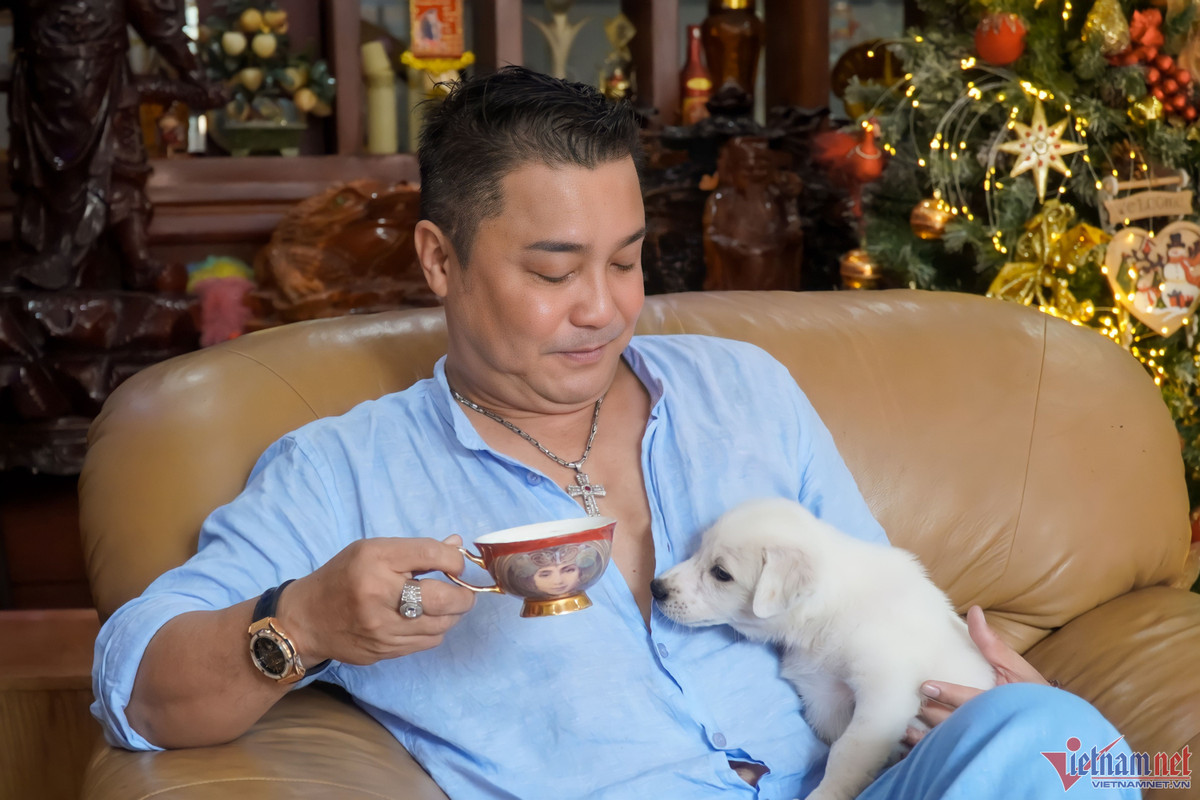 Ngoài cô chó Nhật, Lý Hùng còn nuôi một chú chó giống Phú Quốc và một chú chó Labrador. "Trong cuộc sống bề bộn, ai cũng có thú vui riêng. Chơi với thú cưng giúp tôi thư giãn và sạc lại năng lượng trong cuộc sống", anh nói.