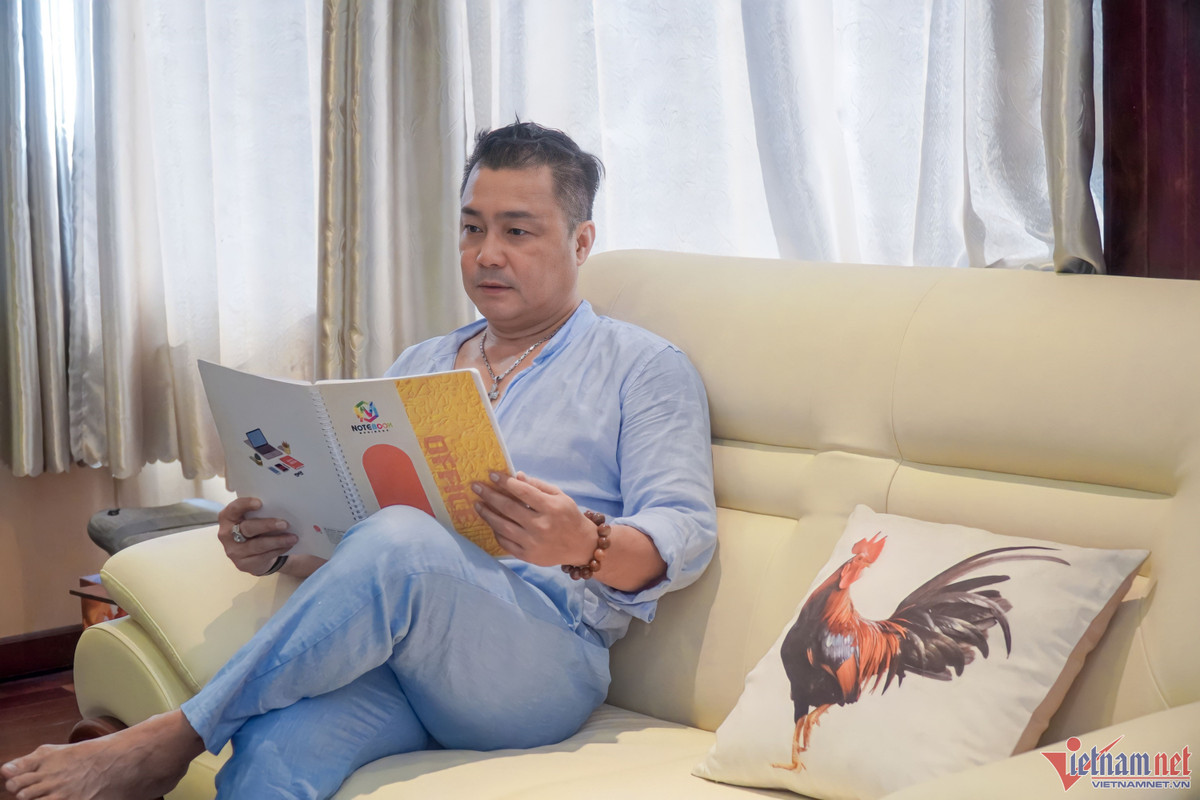 Lý Hùng nói: "Mỗi ngày, tôi vừa làm vừa chơi. Tôi không dành cả ngày làm việc quần quật hay ăn không ngồi rồi". Tuổi 54, anh hạn chế hoạt động nghệ thuật, thỉnh thoảng tham gia đầu tư hoặc hợp tác cùng bạn bè, các đối tác lâu năm.