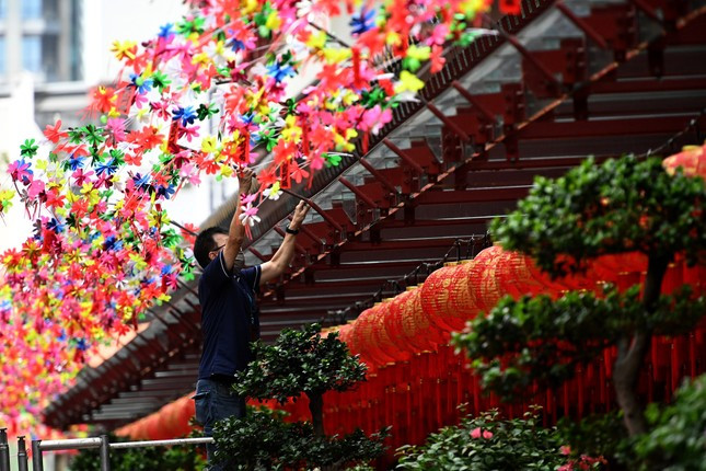 Tất bật trang trí Khu phố Tàu ở Singapore. Ảnh: Straitstimes