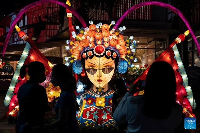 Đèn lồng khổng lồ bên ngoài trung tâm mua sắm ở Nam Tangerang (Indonesia). Ảnh: Tân Hoa Xã