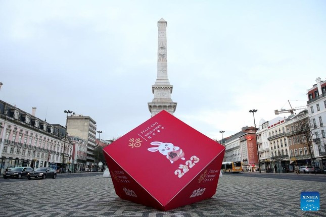 Trang trí mừng Tết Nguyên đán của cộng đồng người châu Á ở Lisbon (Thổ Nhĩ Kỳ). Theo âm lịch, năm tới sẽ là Năm Thỏ theo bộ 12 con giáp của Trung Quốc. Ảnh: Tân Hoa Xã