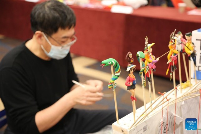 Một nghệ nhân tham gia lễ hội văn hoá - nghệ thuật dân gian ở Flushing (New York, Mỹ) nhân dịp Tết Nguyên đán. Với một lượng lớn người Mỹ gốc Hoa và các khu phố sầm uất, Flushing được coi là khu phố Tàu lớn thứ hai ở thành phố New York. Ảnh: Tân Hoa Xã