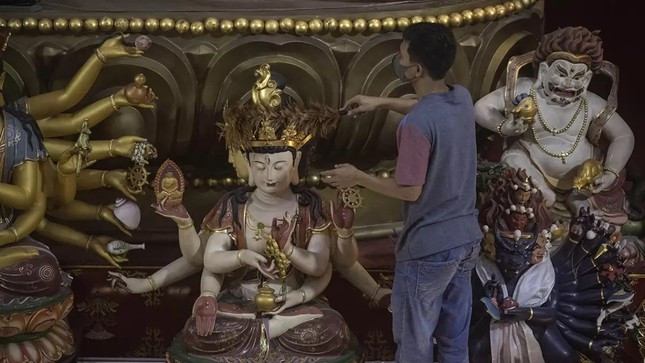 Nghi lễ “tắm” tượng Phật trước Tết ở Medan (Bắc Sumatra, Indonesia). Ảnh: AP