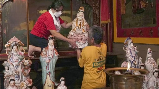 Hoạt động tương tự ở Bogor (Indonesia). Ảnh: AP