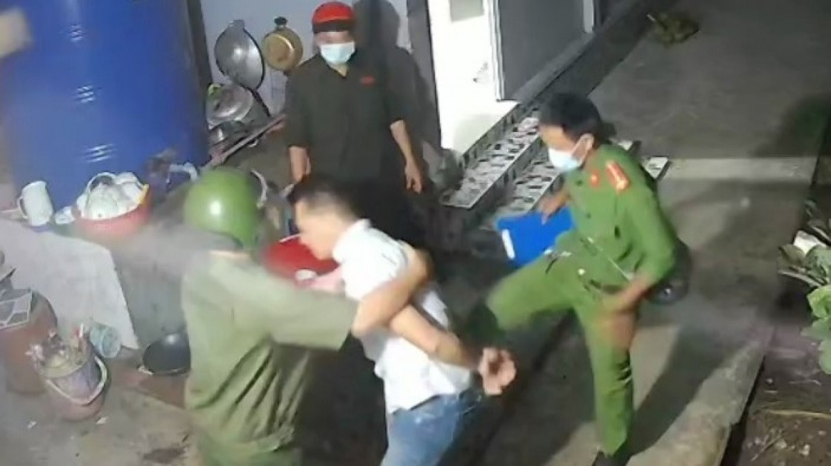 Đại úy công an đá vào người say rượu bị tạm đình chỉ công tác Dai uy cong an da vao nguoi say ruou bi tam dinh chi cong tac