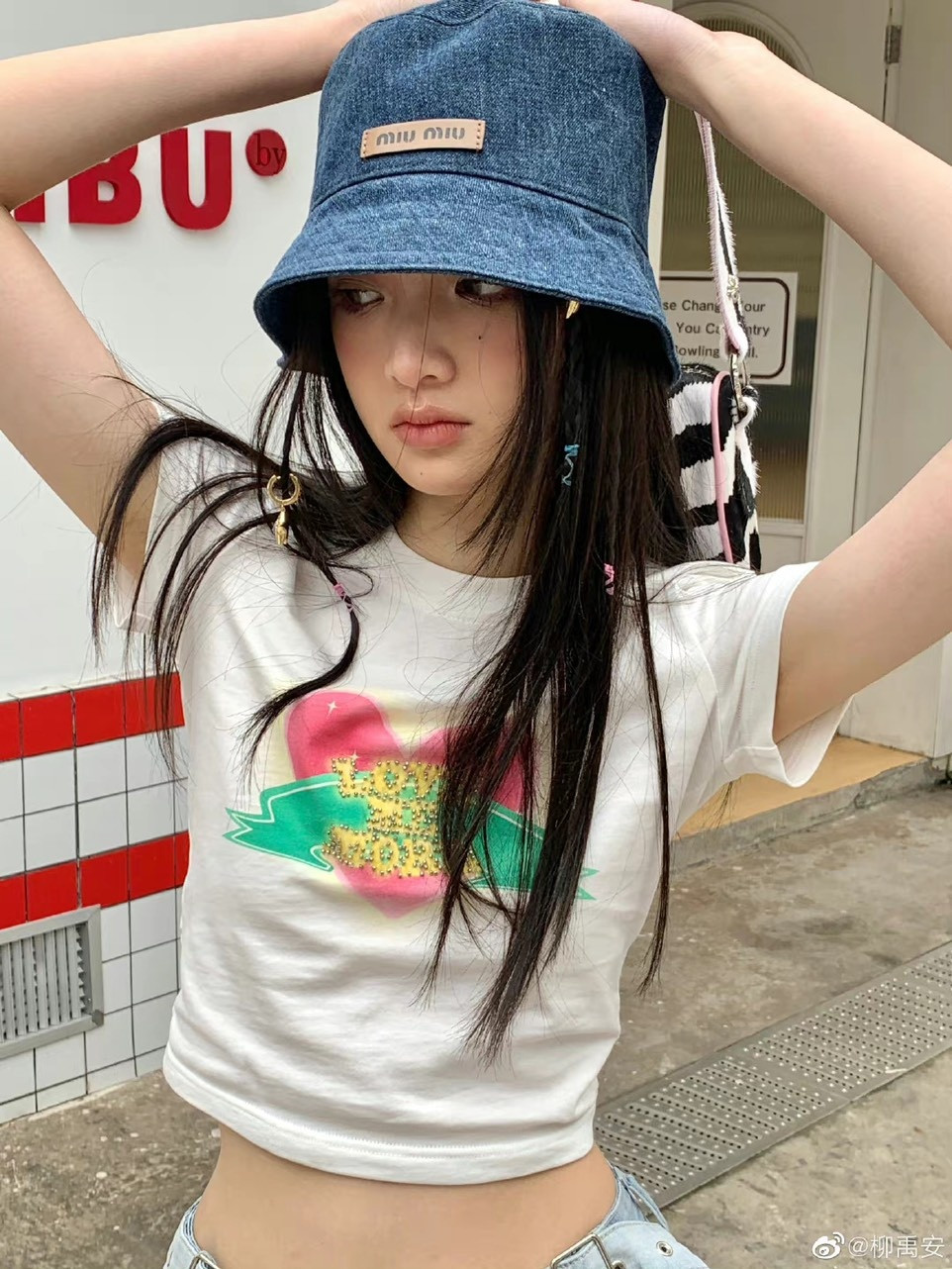 Tuy nhiên, mối quan hệ của cả hai không nhận được phản ứng tích cực từ công chúng. Trên mạng xã hội, chuyện tình của Vương Tư Thông và Liễu Vũ An bị chế giễu trông như "chú - cháu" vì chênh lệch tuổi tác, ngoại hình. Liễu Vũ An kém Vương Tư Thông 14 tuổi, có vẻ ngoài nhỏ nhắn, ngây thơ như nữ sinh cấp 3.