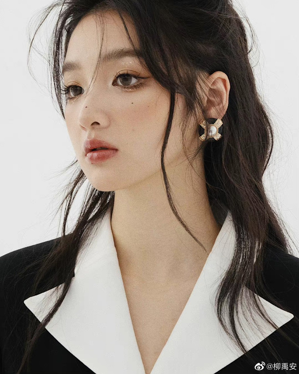 Ngày 2/1, QQ đưa tin mạng xã hội Trung Quốc lan truyền danh tính bạn gái mới của Vương Tư Thông - con trai duy nhất của tỷ phú Vương Kiện Lâm, một trong những người giàu nhất Trung Quốc, sở hữu tập đoàn Vạn Đạt danh tiếng. Cô gái được Vương Tư Thông đưa đi thị sát kinh doanh ở Hải Nam là nữ diễn viên, người mẫu trẻ Liễu Vũ An.