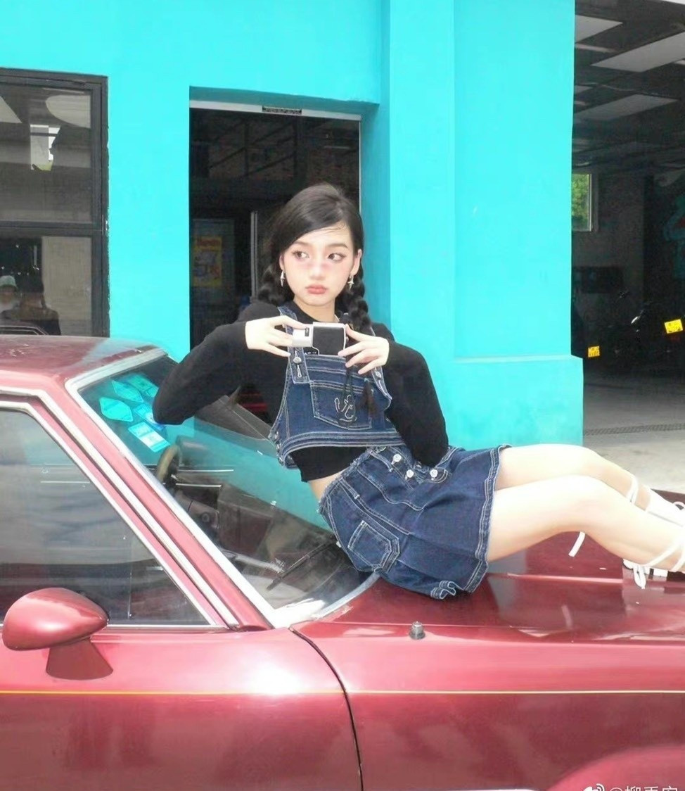 Thiếu gia xứ tỷ dân không giấu giếm cuộc tình mới với người đẹp 21 tuổi. Anh giới thiệu Liễu Vũ An với bạn bè, thoải mái thể hiện tình cảm với bạn gái ở nơi công cộng. Nhờ tin hẹn hò Vương Tư Thông, Liễu Vũ An nhận được sự quan tâm lớn từ truyền thông và dư luận Trung Quốc.