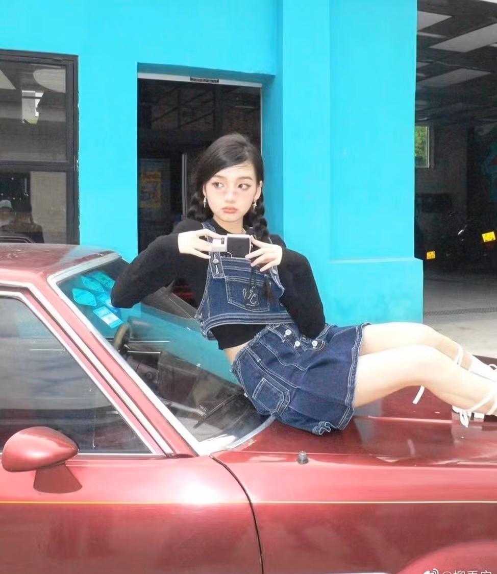 Thiếu gia xứ tỷ dân không giấu giếm cuộc tình mới với người đẹp 21 tuổi. Anh giới thiệu Liễu Vũ An với bạn bè, thoải mái thể hiện tình cảm với bạn gái ở nơi công cộng. Nhờ tin hẹn hò Vương Tư Thông, Liễu Vũ An nhận được sự quan tâm lớn từ truyền thông và dư luận Trung Quốc.