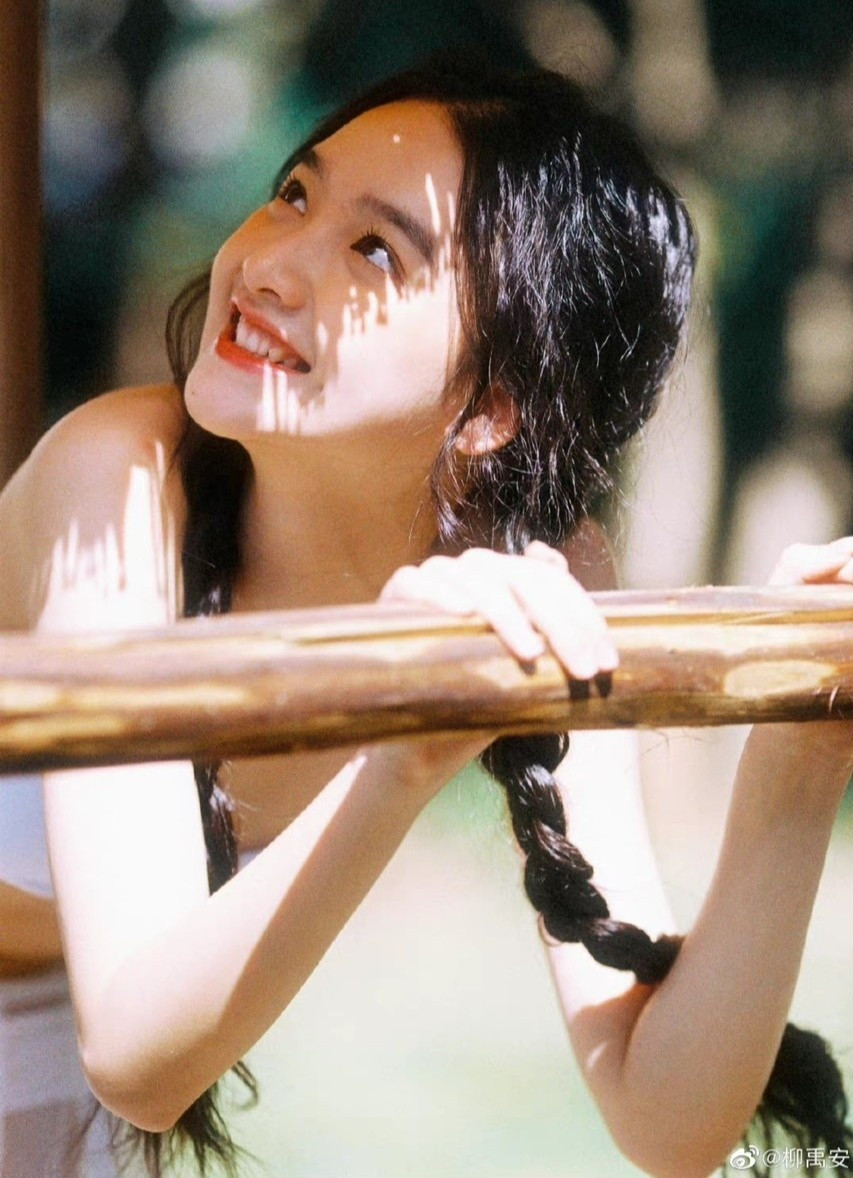 Theo Sina, Liễu Vũ An sinh năm 2002, hiện theo học ngành Diễn xuất của trường Cao đẳng Nghệ thuật Chiết Giang. Cô là người dân tộc Duy Ngô Nhĩ (Tân Cương). Liễu Vũ An được biết đến trên mạng xã hội vào năm 17 tuổi với vai trò hot girl, người mẫu ảnh nghiệp dư. Với vẻ ngoài khả ái và trong sáng, Liễu Vũ An là gương mặt được yêu thích, xuất hiện trong nhiều bộ ảnh quảng cáo của các shop thời trang online.