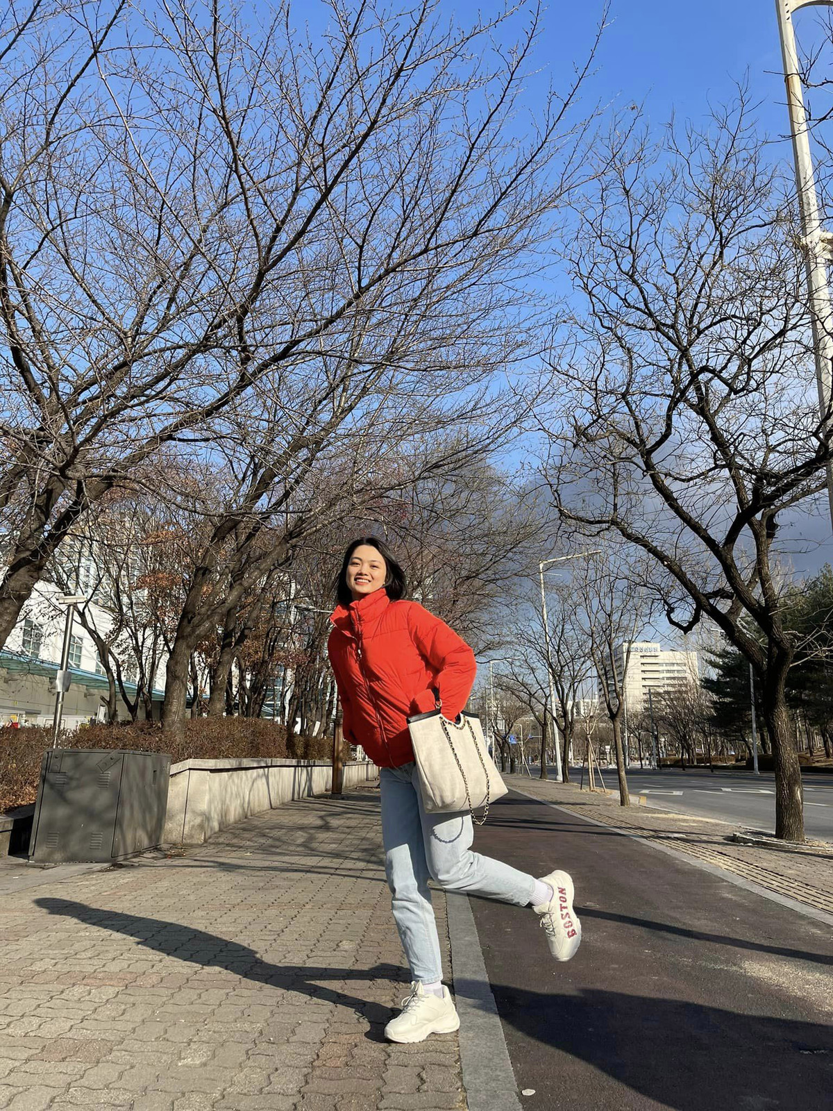 Thu Hoài cho biết mình đã rất nỗ lực trong năm 2022 với rất nhiều mục tiêu đã hoàn thành như thi IELTS đạt 6.5 điểm, hoàn thành chứng chỉ Quốc phòng và An ninh, học bổng Gương mặt thương hiệu, học xong bằng lái xe B1...