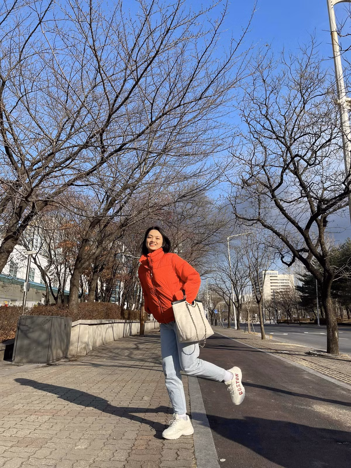 Thu Hoài cho biết mình đã rất nỗ lực trong năm 2022 với rất nhiều mục tiêu đã hoàn thành như thi IELTS đạt 6.5 điểm, hoàn thành chứng chỉ Quốc phòng và An ninh, học bổng Gương mặt thương hiệu, học xong bằng lái xe B1...