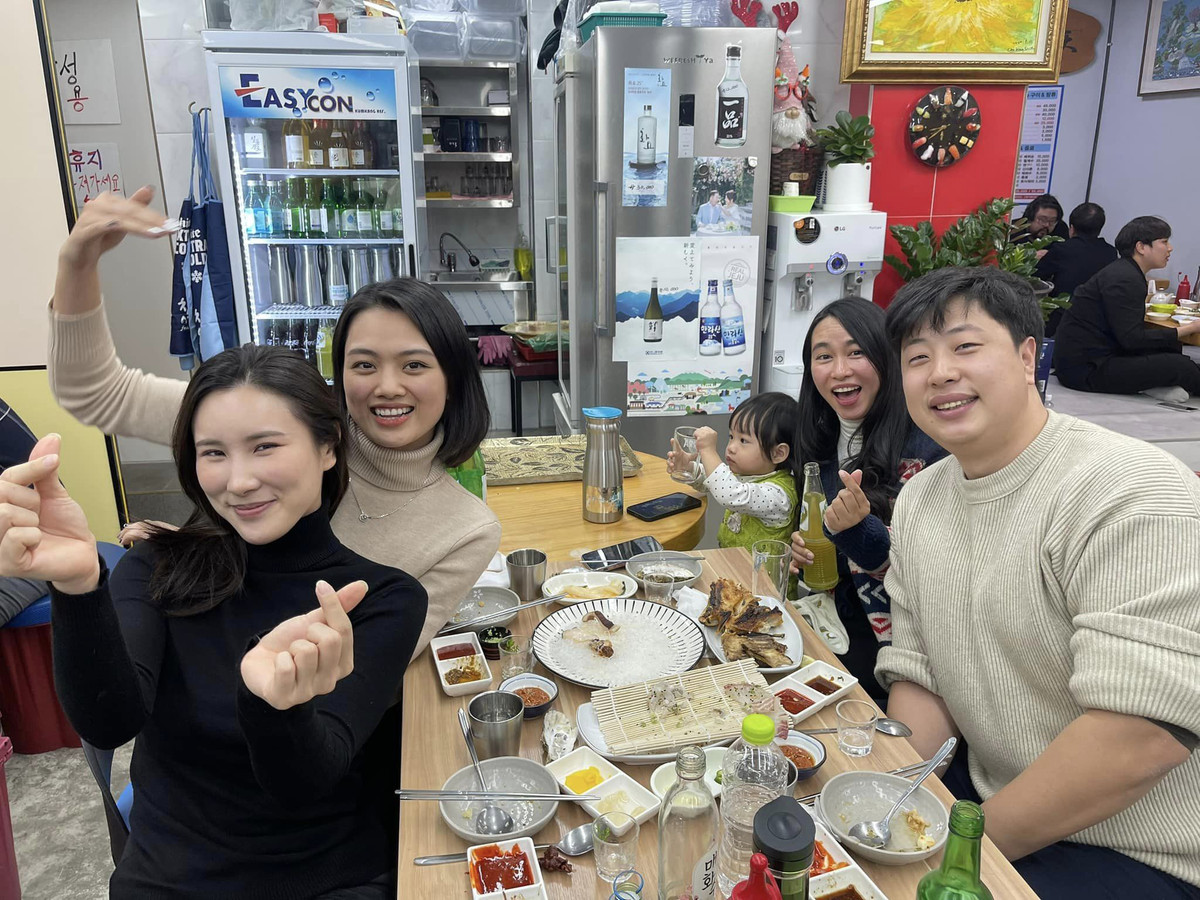 Được biết, ngoài mục đích du lịch, Thu Hoài sang Hàn Quốc để thăm một số người bạn và đặc biệt là người bố nuôi hiện đang làm công tác huấn luyện ở đội tuyển bóng chuyền trẻ Hàn Quốc.