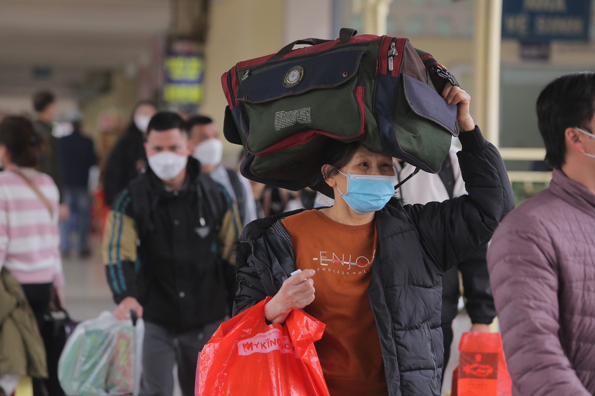 Thậm chí còn đội hành lý lên đầu.