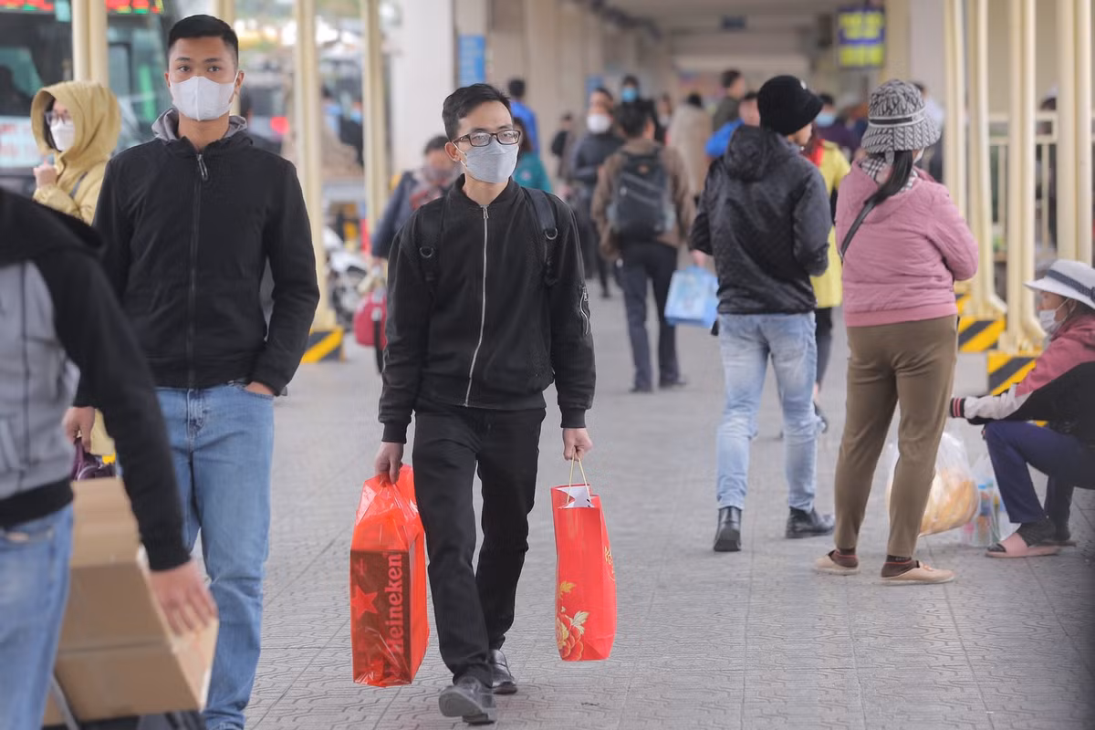 "Tôi làm kỹ thuật tại khu công nghiệp, nay được nghỉ nên tôi tranh thủ về nhà, mang thùng bia biếu bố mẹ", anh Kim (Thái Bình) cho biết.