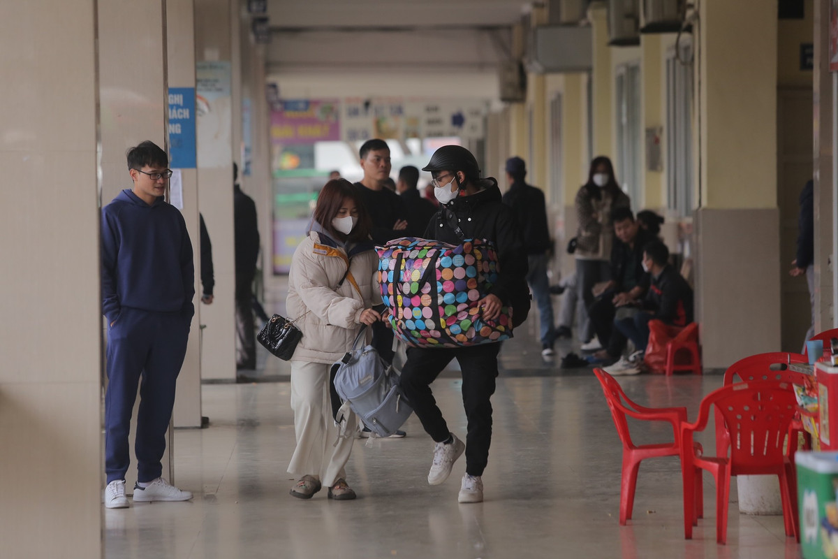 Người dân mang lỉnh kỉnh đồ rời Thủ đô.